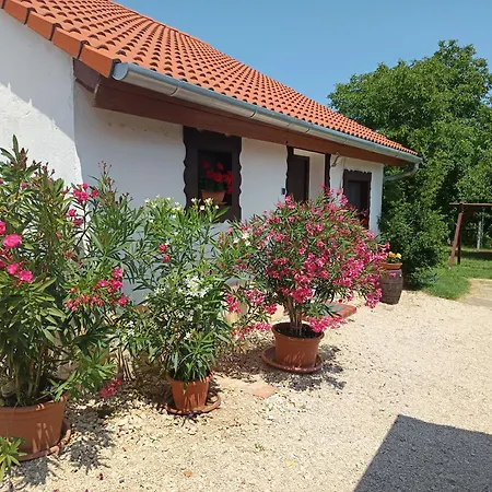 Eden Lak Vendeghaz Tatil Evi